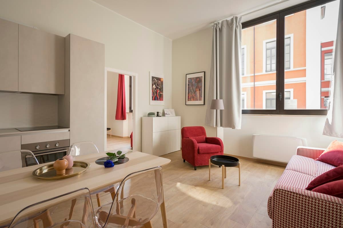 Sala com sofá higienizado e ambiente renovado
